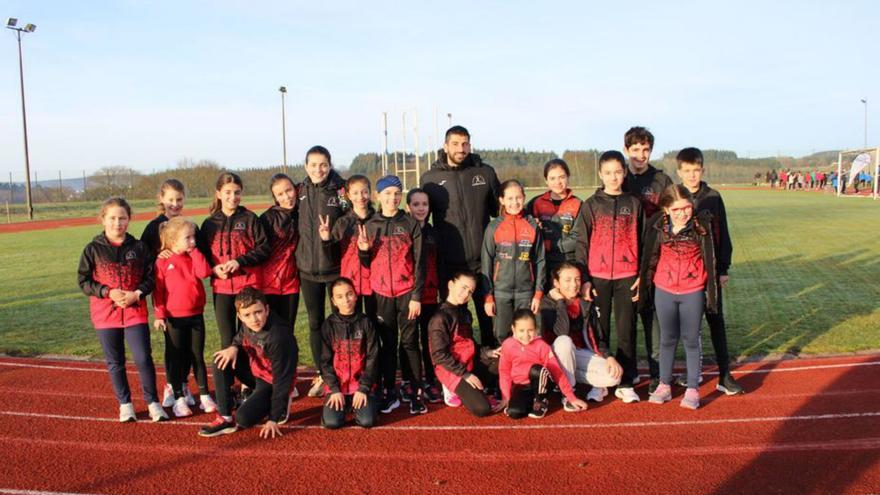 Equipo del Atletismo Deza en el amistoso de Ordes. |