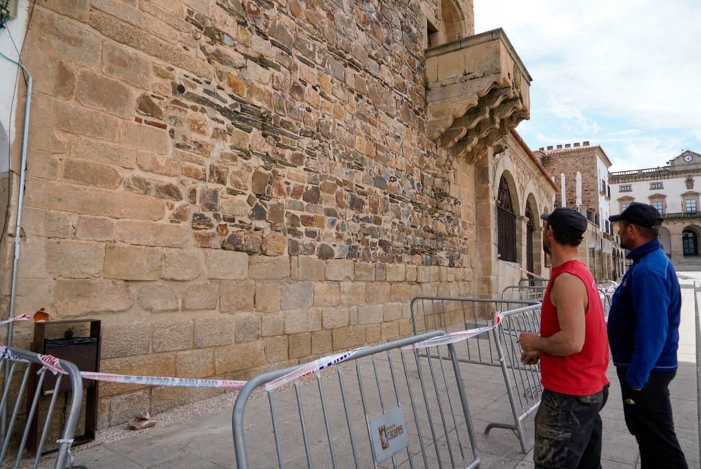 Acordonada la Torre de Bujaco de Cáceres por desprendimientos