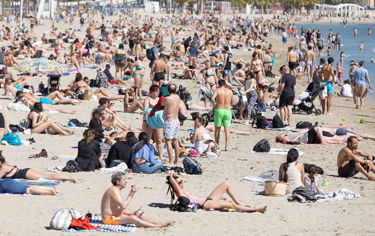 Imagen veraniega de la playa el pasado 11 de marzo de 2023.