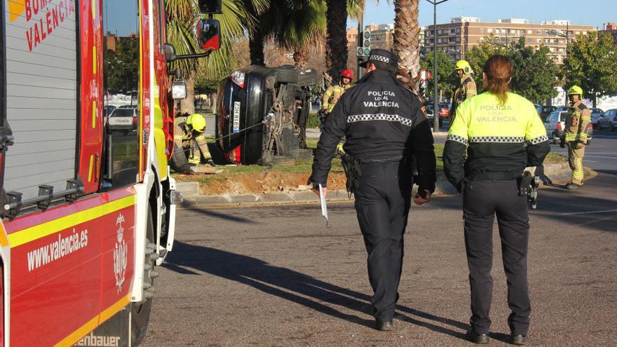 Vuelca un coche en una rotonda del Bulevar Sur