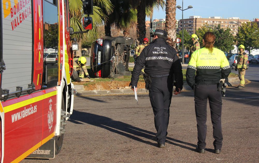 Un coche vuelca en una rotonda del Bulevar Sur de València