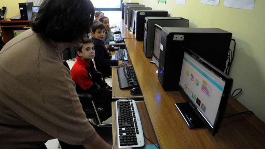 Taller sobre nuevas tecnologías impartido a niños en el colegio A Escardia. // iñaki Abella