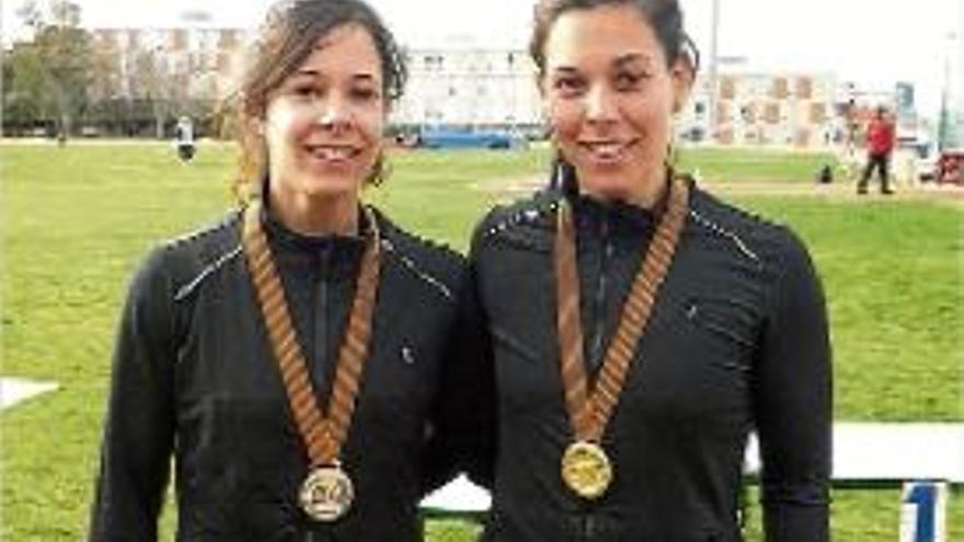 Èlia i Níria Pascual, amb les medalles obtingudes a l&#039;estadi Serrahima