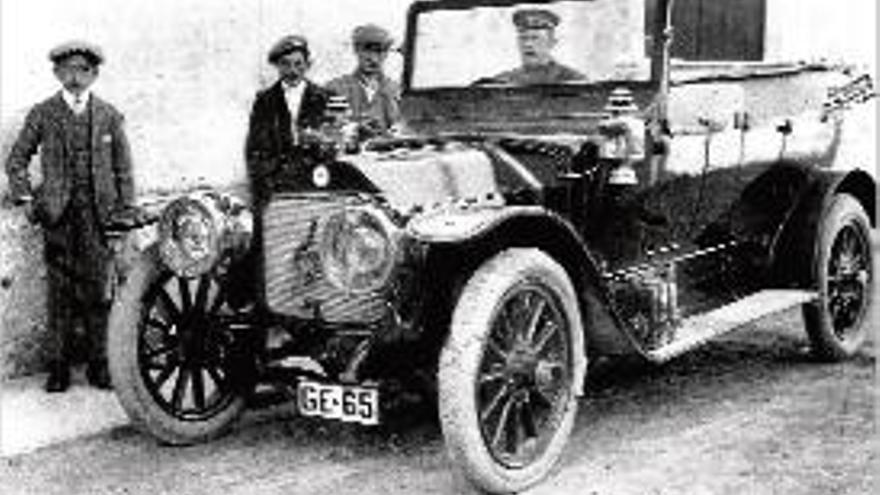 Quan els cotxes eren cosa de rics. Imatge de 1912 de la família Roura.