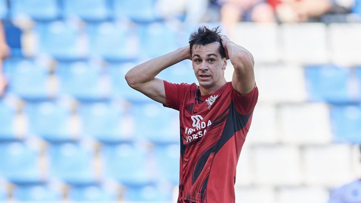 Gonzalo Petit en un partido entre el Mirandés y el Almería de LaLiga Hypermotion