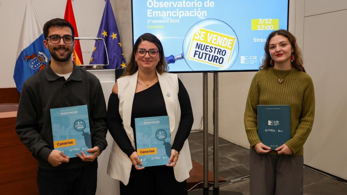 De izquierda a derecha, Manuel Mejías Leiva, Eliana Parrilla y Sara Villodre.