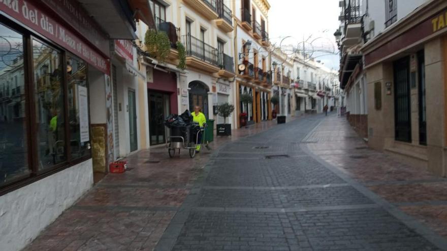 Una operaria de limpieza en las calles que recorrerá la cabalgata de Reyes.
