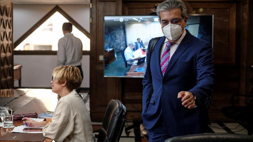 Román Rodríguez, con mascarilla, a su llegada a un Consejo de Gobierno.