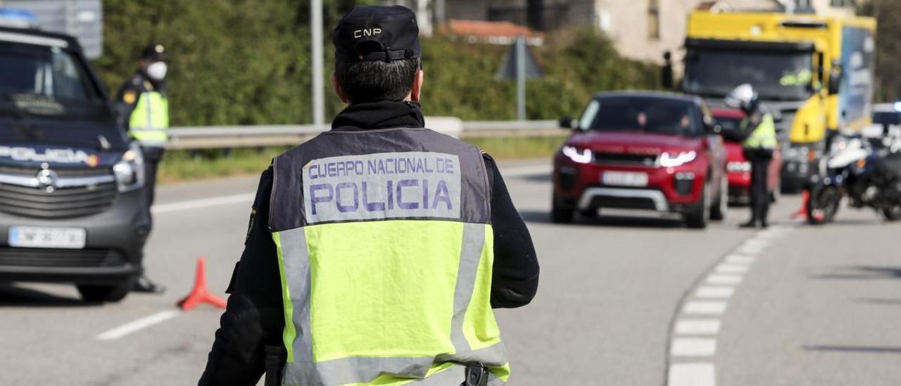 Un control de la Policía Nacional a la entrada de Gijón