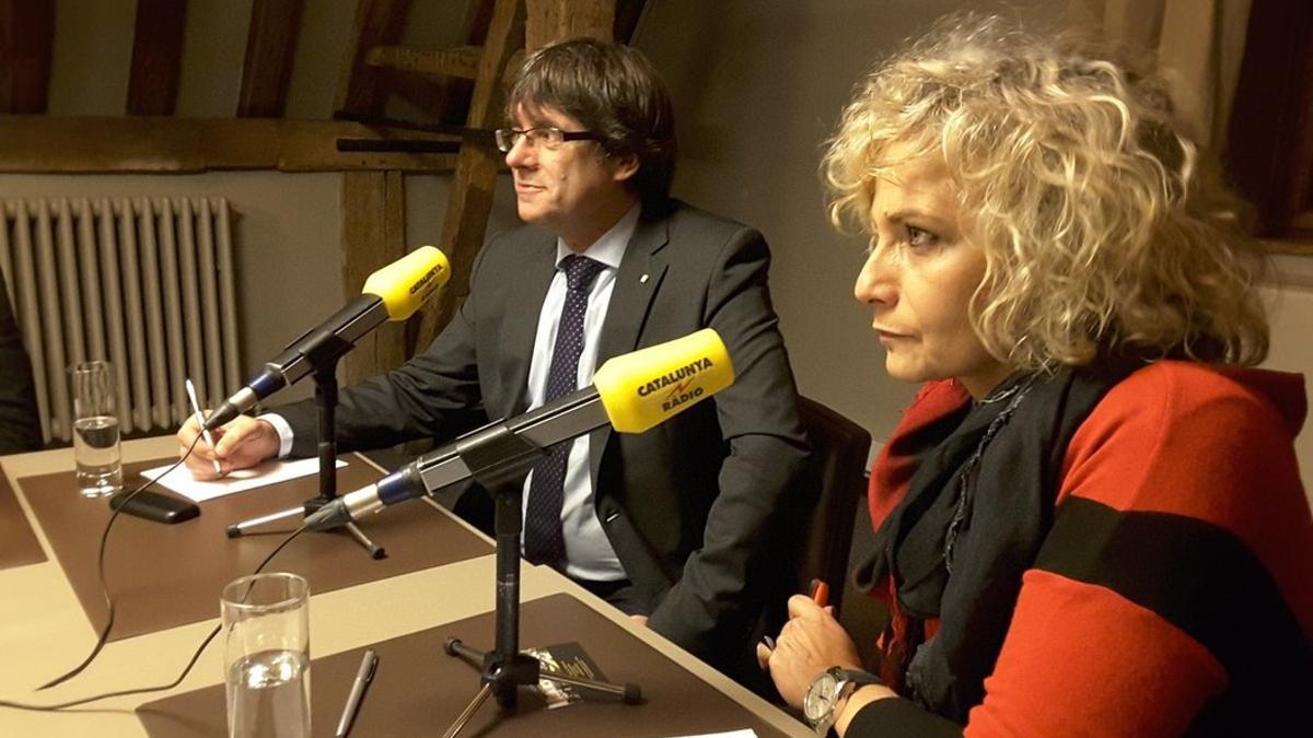 Puigdemont, junto a Mónica Terribas, en Bruselas.