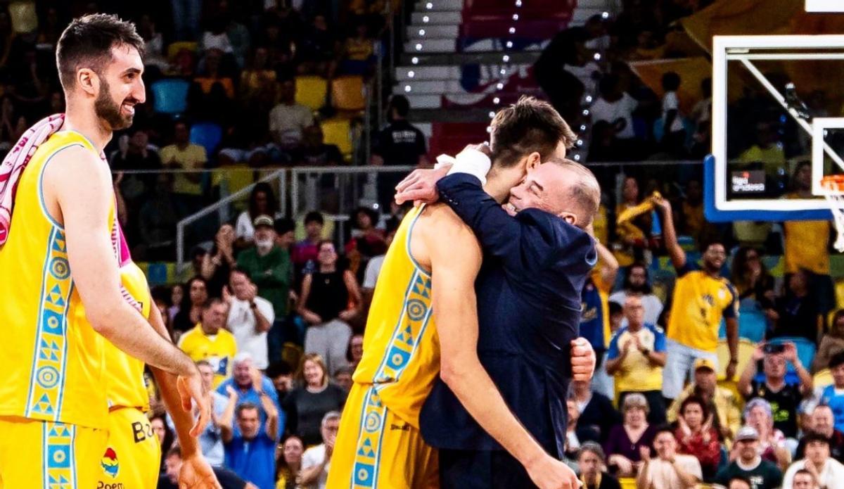 El ‘Che’ abraza a Brussino al término del choque del pasado sábado ante el Girona, en el Arena.