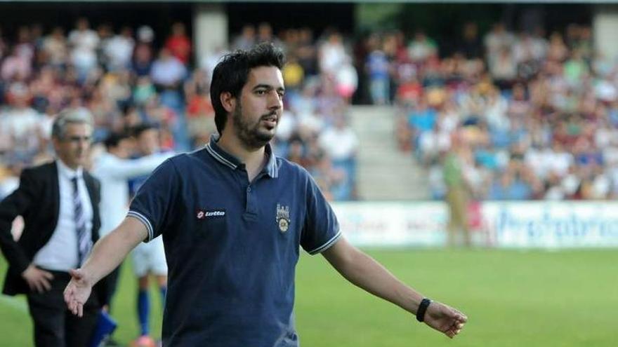 Manu Fernández durante el encuentro disputado ayer.