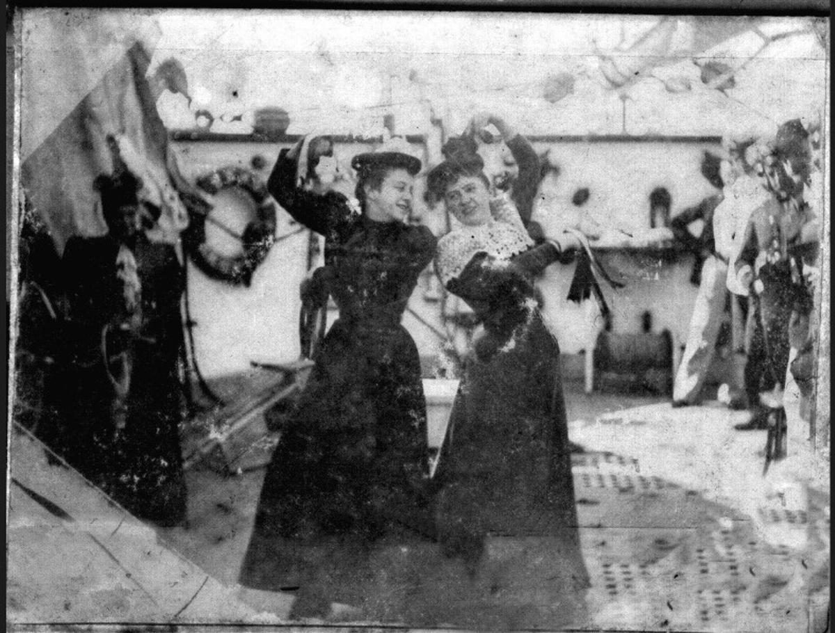 Rosa Schneider (izquierda), abuela paterna de Georgina Küstner, baila durante una recepción en la fragata Gneisenau, de visita en Málaga antes del naufragio.