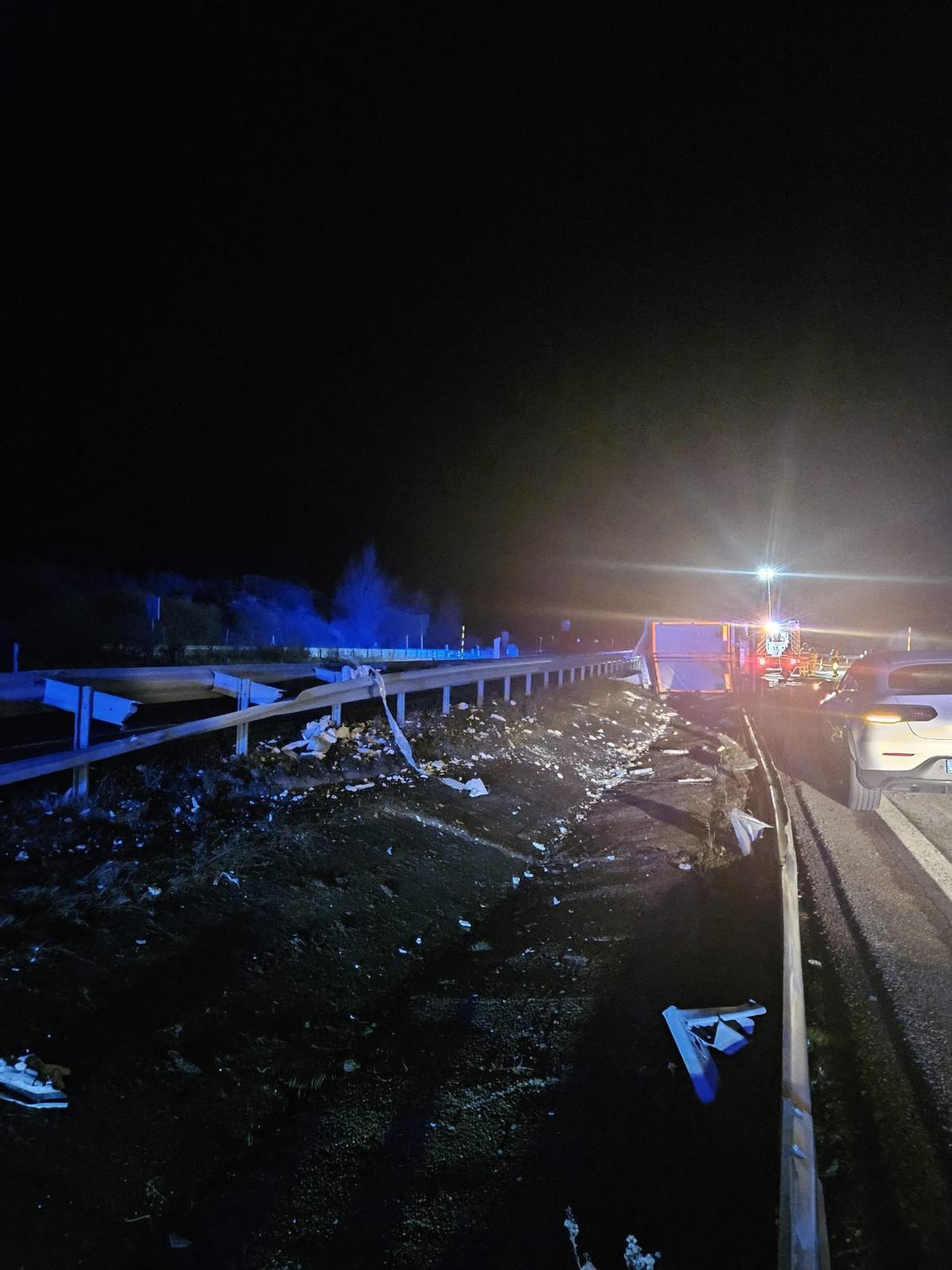 Estado del camión tras volcar.