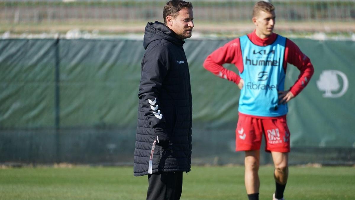 Mario Simón, entrenador del Real Murcia, durante una sesión de entrenamiento.  | PRENSA REAL MURCIA