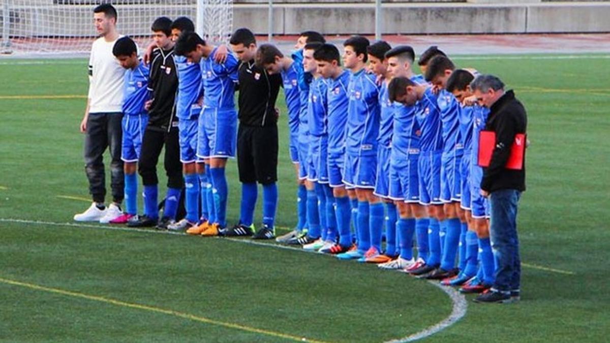 Los jugadores del cadete del Vista Alegre en el momento del minuto de silencio