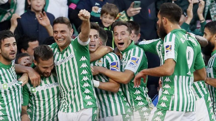 Los jugadores del Betis celebran un gol en un partido de esta temporada.