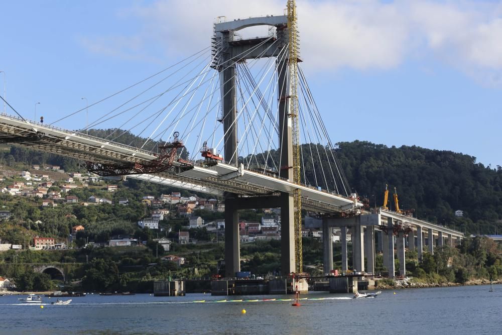 Instalación de los tableros en el puente de Rande