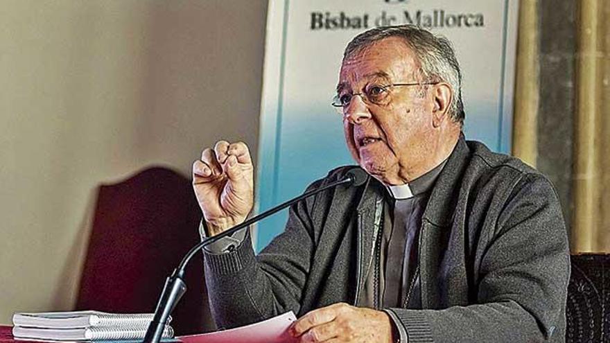 El obispo de Mallorca, ayer, durante la presentación a los medios de la carta pastoral.