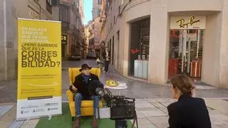 La butaca amarilla del Club Malasmadres aterriza en Málaga