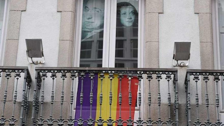 Bandera en el balcón de la Casa Museo. Tras la ventana, retratos de Casares Quiroga y María Casares.