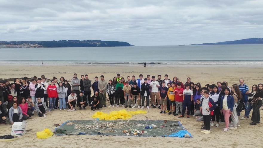 Más de mil participantes en la limpieza simultánea de playas | FDV