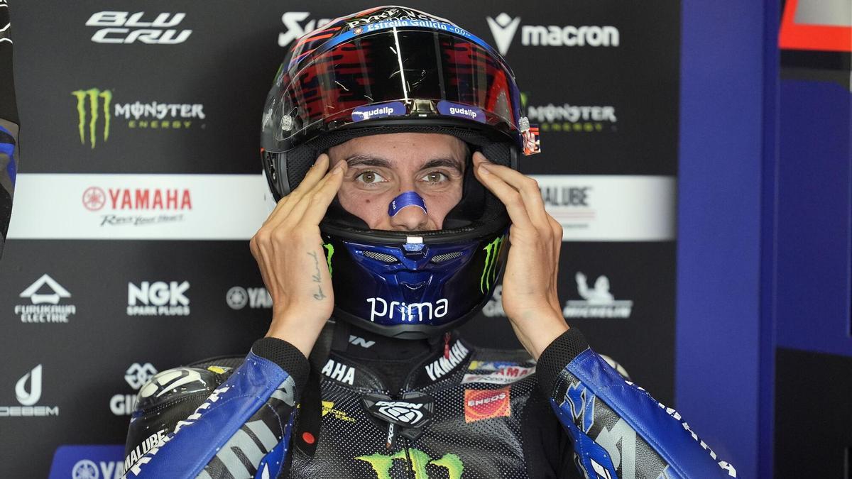 Alex Rins en el box del Monster Energy Yamaha