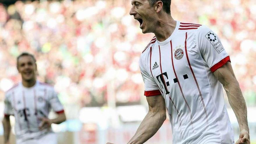 Lewandowski celebra un gol al Hannover. // Felipe Trueba