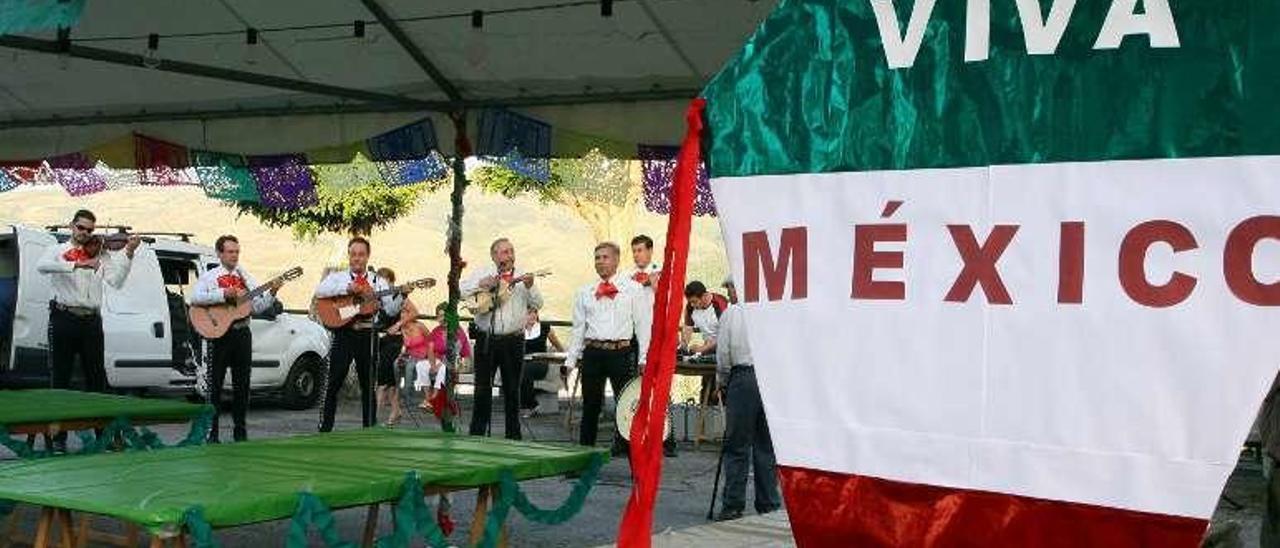 Un grupo de mariachis en una pasada actuación en Avión. // J.Regal