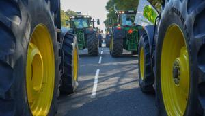 Imagen de los tractores de agricultores onubenses en la manifestación de este jueves en Sevilla.