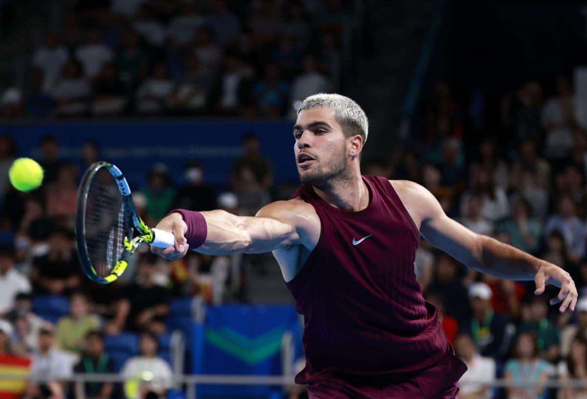 Carlos Alcaraz durante su partido en el ATP 500 de Tokio