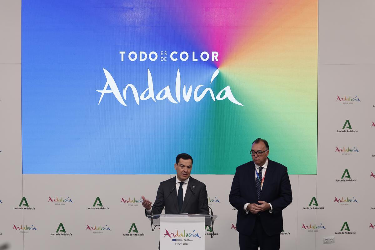 MADRID, 18/01/2023.- El presidente de la Junta de Andalucía, Juanma Moreno (c), acompañado por su consejero de Turismo, Arturo Bernal, da un discurso en el stand de Andalucía, este miércoles, durante la inauguración de la feria internacional de turismo Fitur, que arranca su 43 edición con 8.500 empresas participantes, 131 países (entre ellos Ucrania) y 755 expositores, y confía en que este año marque el de la plena recuperación del sector tras la pandemia. EFE/Sergio Pérez