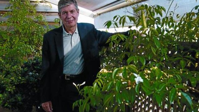 Lejos de Santa Coloma El exalcade colomense Bartomeu Muñoz, en la terraza de su casa de Barcelona, la semana pasada.