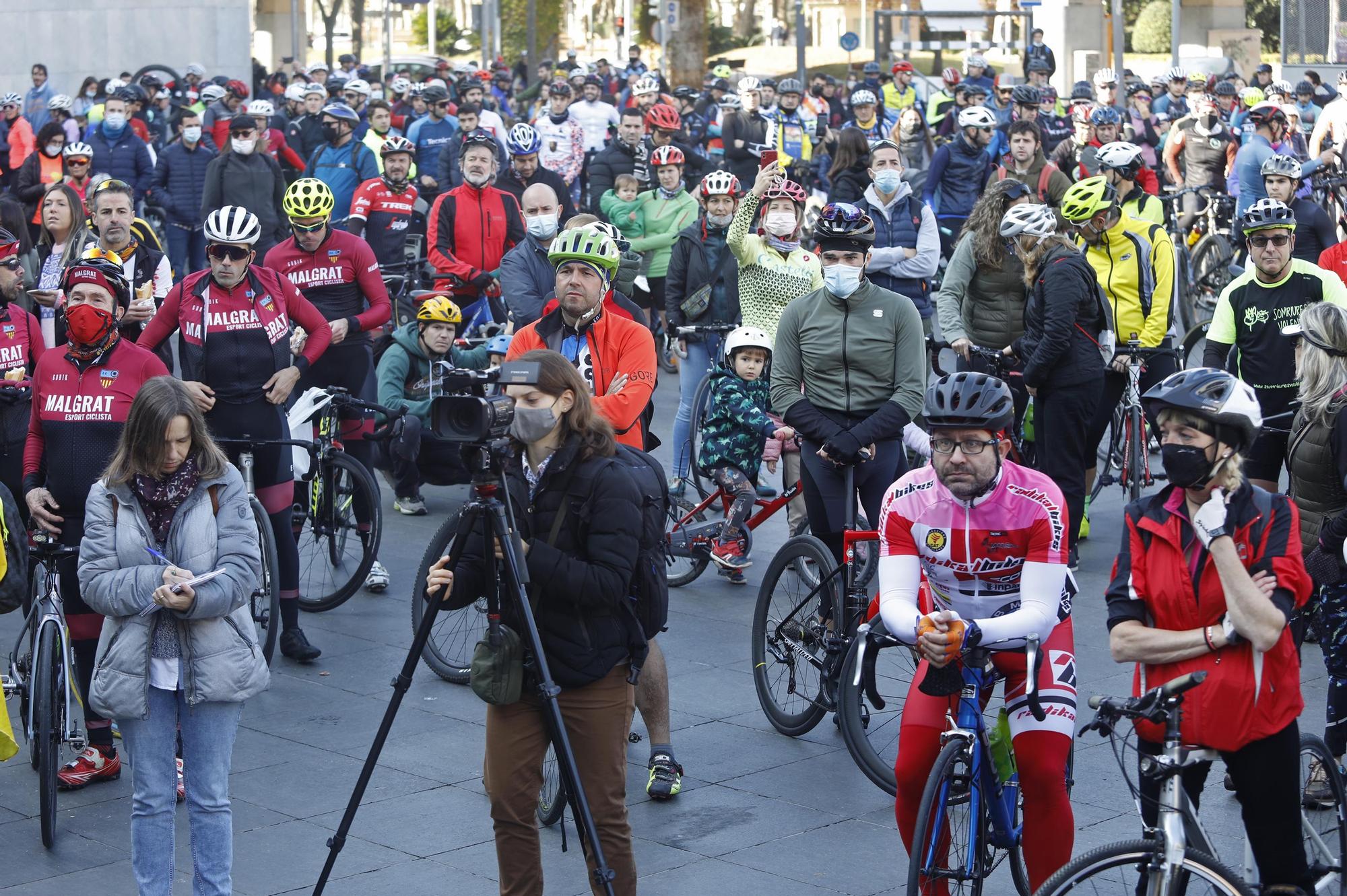 Un miler de persones diuen adeu a la ciclista de Girona atropellada mortalment per un conductor begut