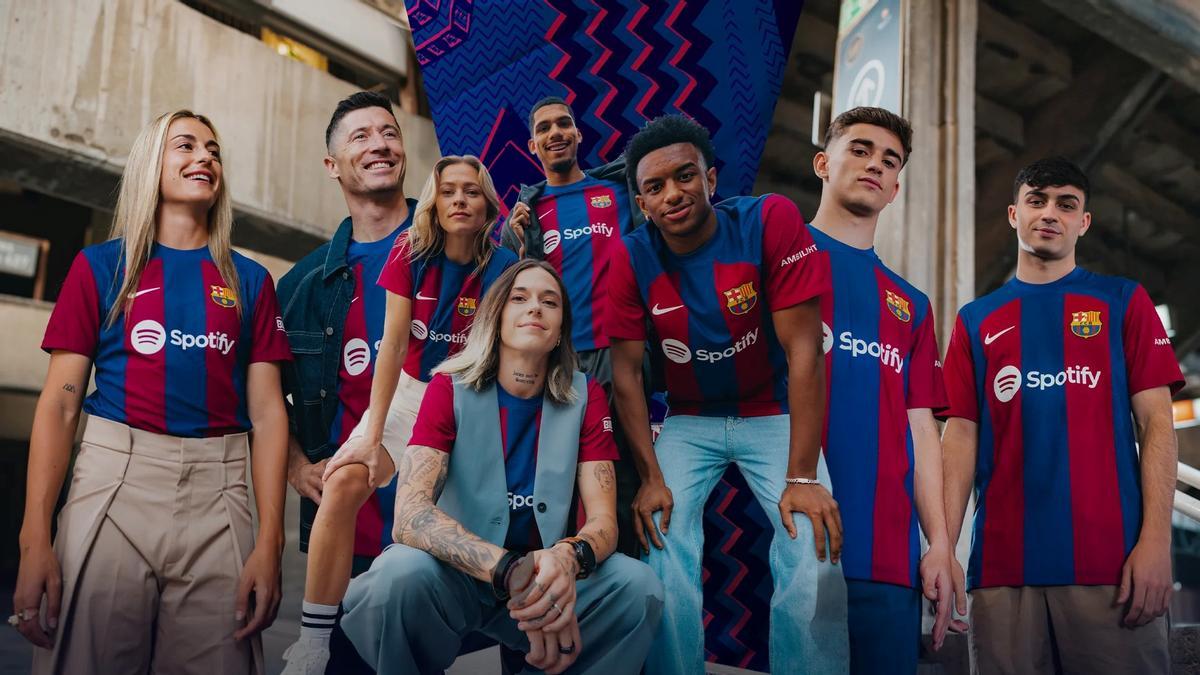 Jugadoras y jugadores del Barça presentan la nueva camiseta en el Camp Nou.