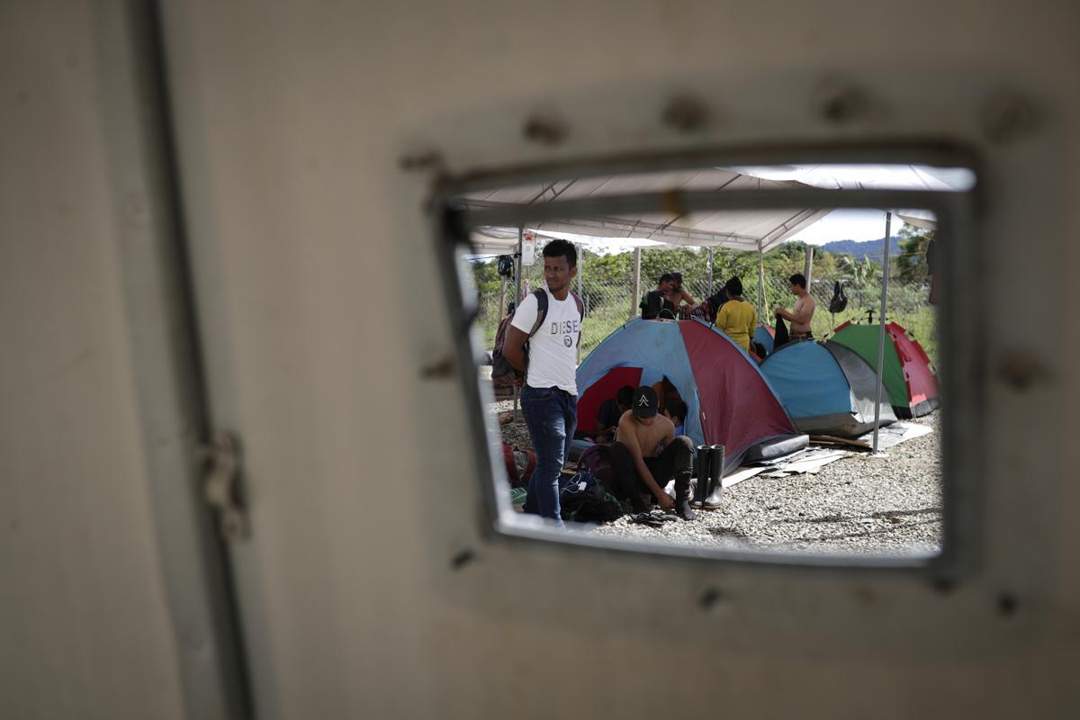 Miles de inmigrantes venezolanos varados en selva de Panamá por cierre terrestre en EE.UU