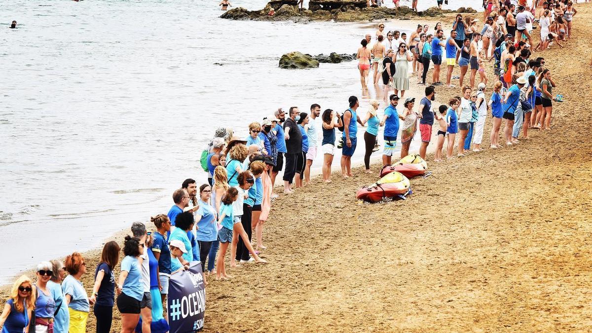 Gran cadena humana cruza la playa de Las Canteras en defensa del mar