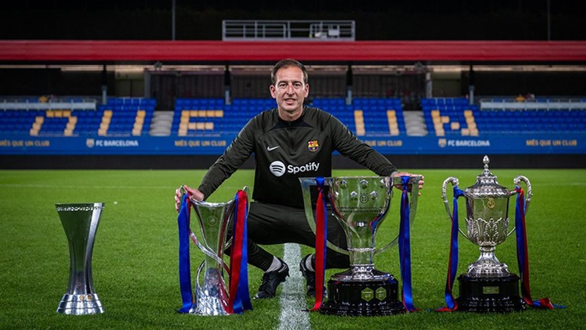 Rafel Navarro posa con el triplete del Barça