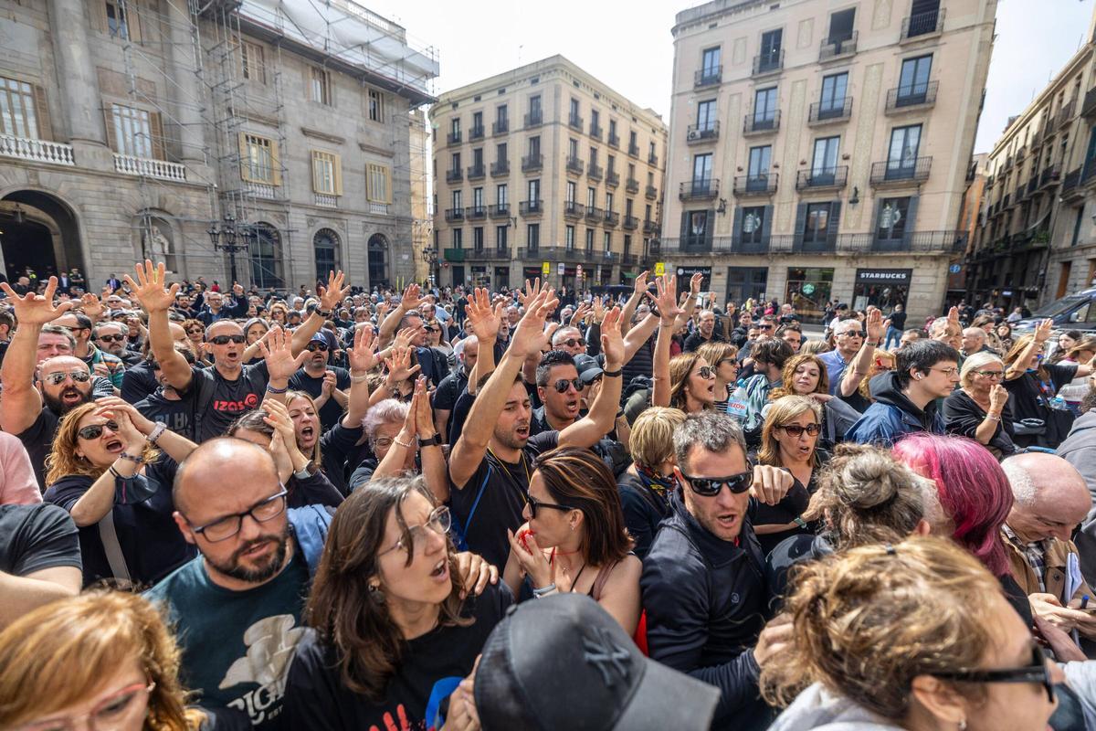 Los funcionarios de prisiones se manifiestan en la plaza de Sant Jaume