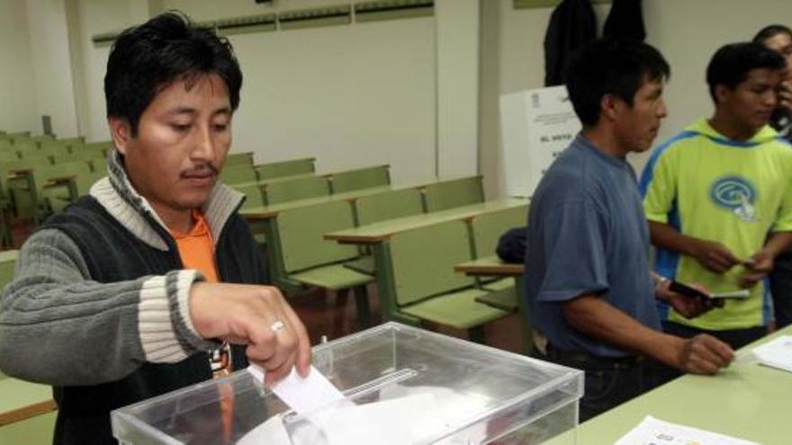 Inmigrantes votan en Murcia durante un proceso electoral.