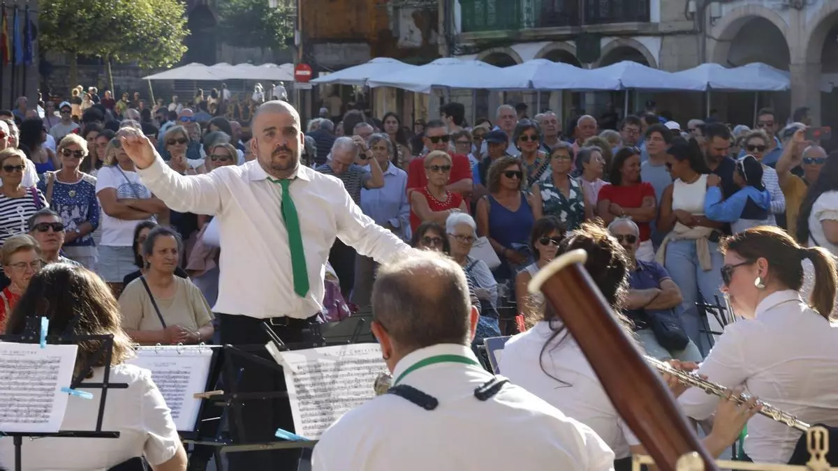 La Banda de Música despide San Agustín a ritmo de pasodoble y banda sonora: "La música nos alegra el alma"