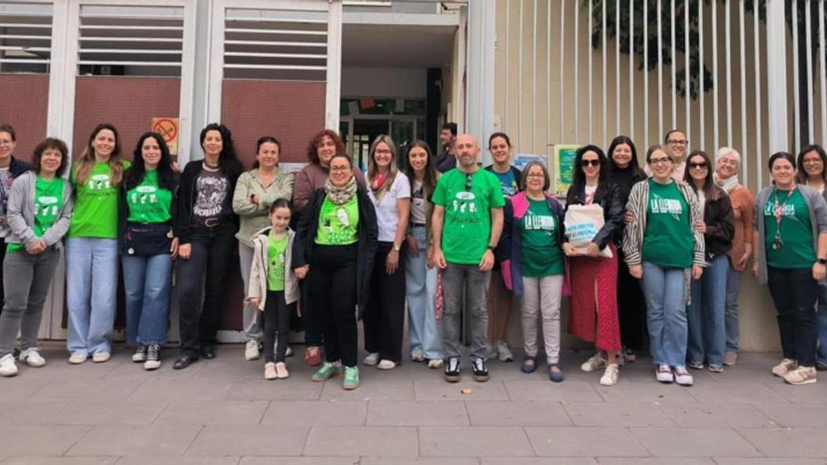 Docentes del CEIP Joan Martorell de Gandia secundan la huelga a las puertas del centro educativo