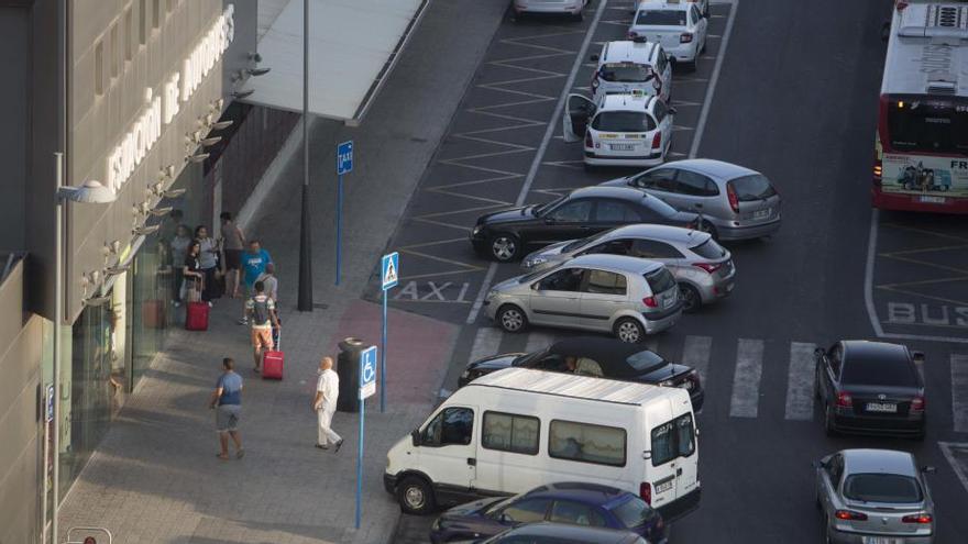 La Policía Local de Alicante sanciona con 8.000 euros a un taxista ilegal