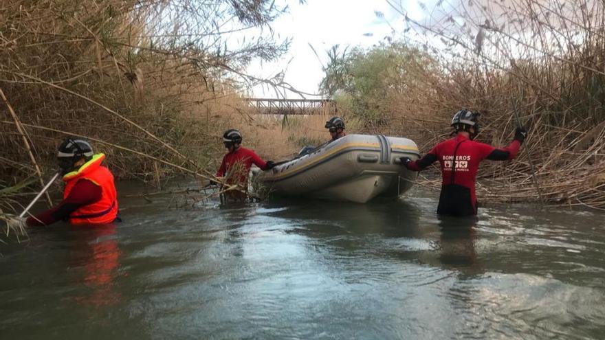 Un equipo de Emergencia realiza labores de búsqueda en un río esta tarde