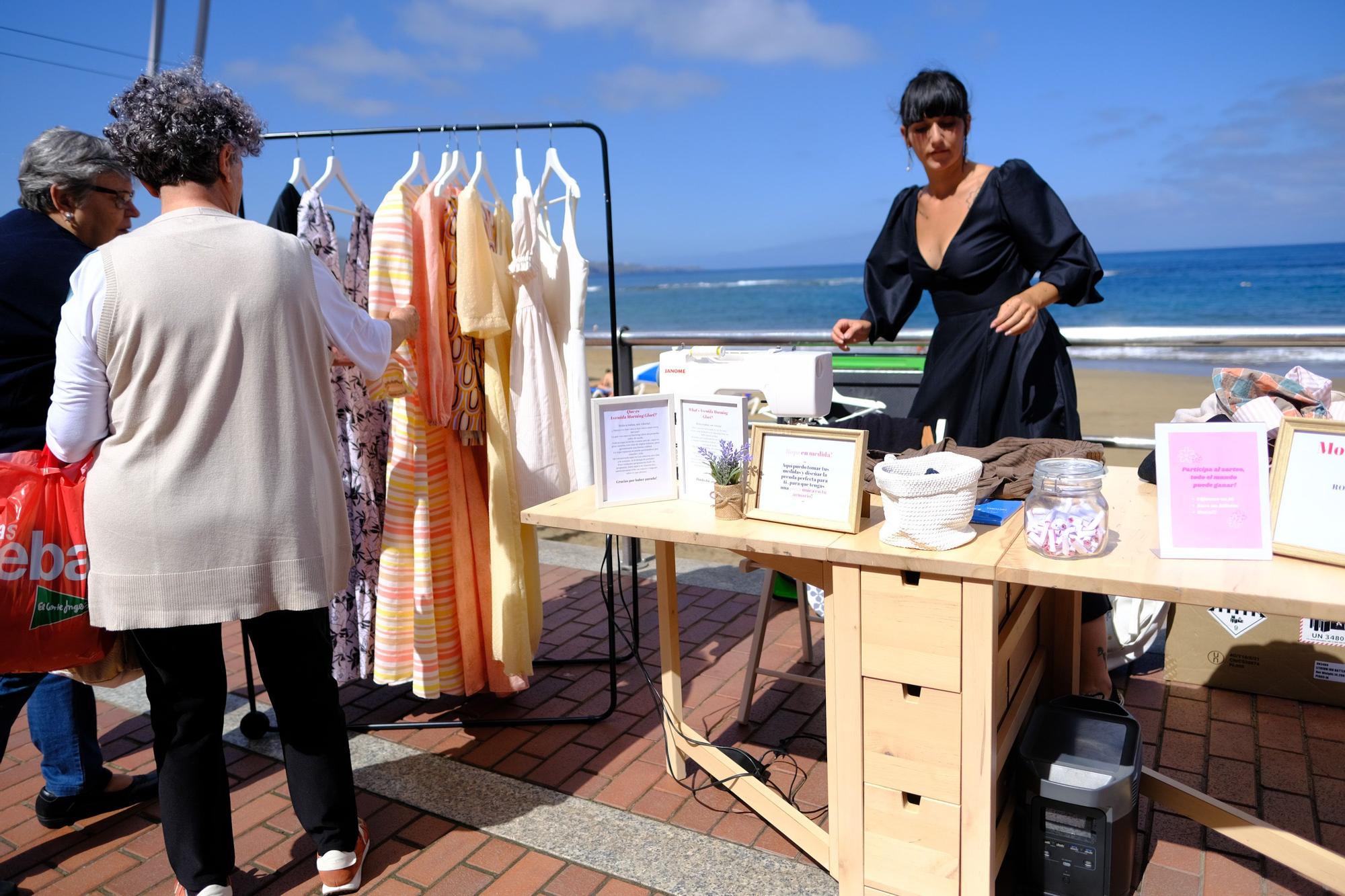 La diseñadora Gloria Mangolini cose con su máquina en la playa de Las Canteras