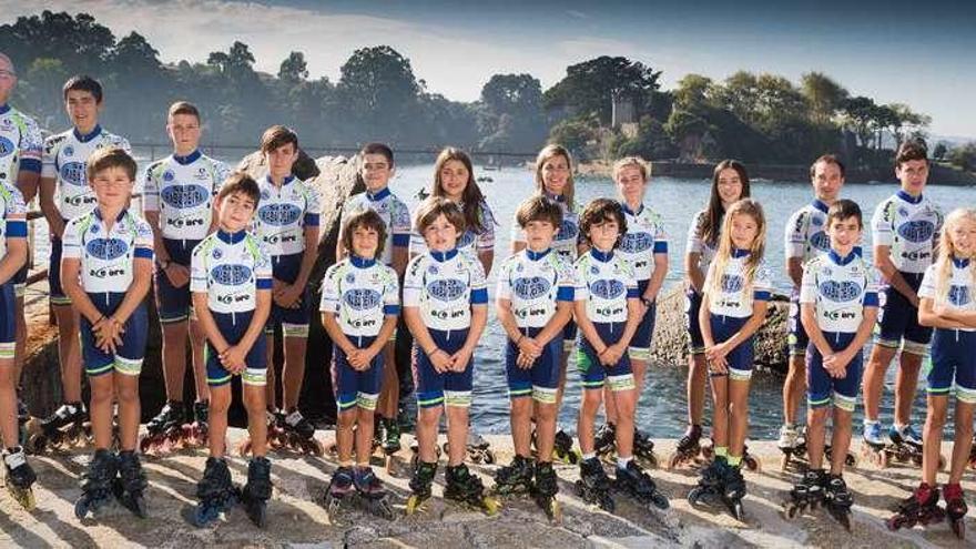 Equipo de patinaje de la Sociedad Cultural y Deportiva Rabadeira, ante el castillo de Santa Cruz.