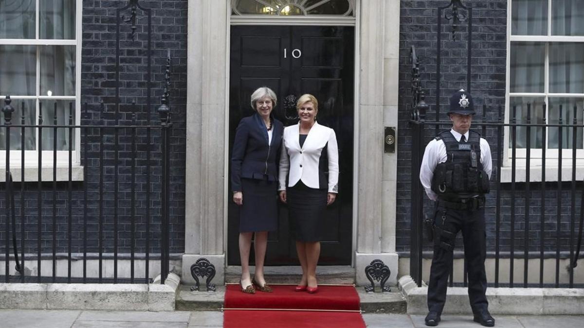 May (izquierda) junto a la presidenta de Croacia, Kolinda Grabar-Kitarovic, ante el número 10 de Downing Street, en Londres, este martes.