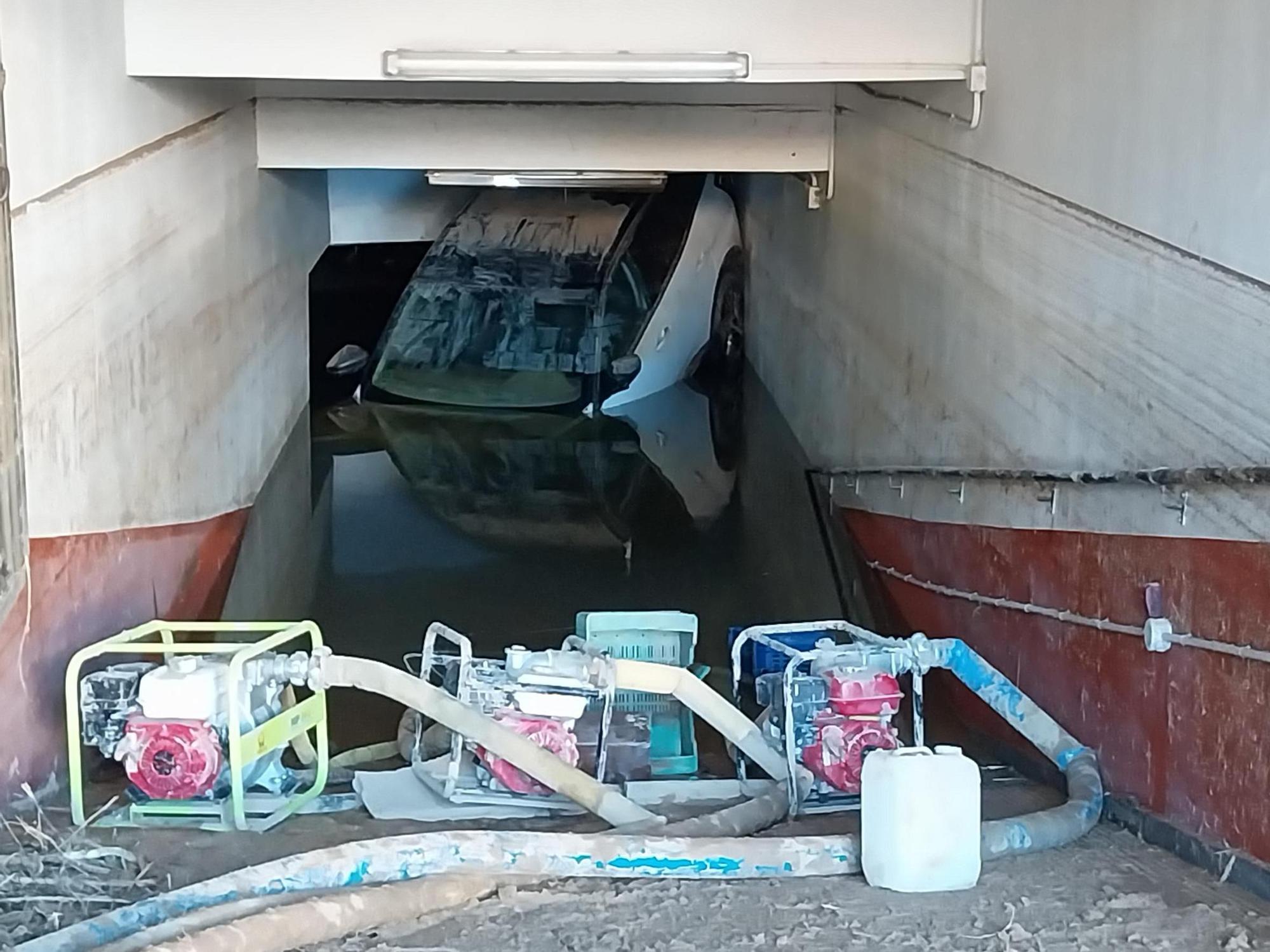 Varias bombas vacían un aparcamiento subterráneo en una imagen del sábado, en Algemesí.