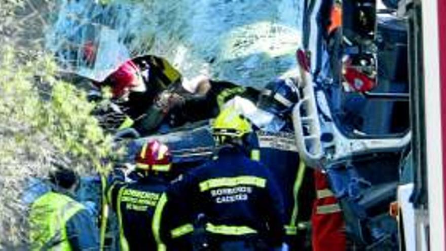 Un choque frontal de un autobús y un camión deja 7 heridos, dos en estado crítico