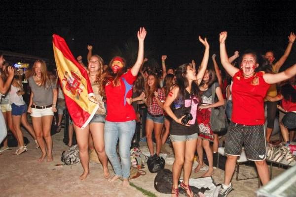 Cientos de personas festejan en Las Playas el pase a semifinales